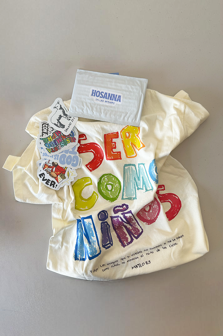 Playera SER COMO NIÑOS Joyful Letters + Paquete de 10 Stickers