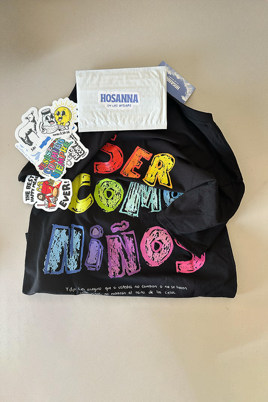 Playera SER COMO NIÑOS Joyful Letters + Paquete de 10 Stickers